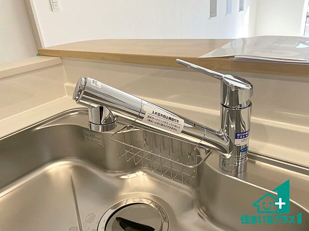 【キッチン水栓】浄水器を内蔵!炊飯時、お茶を作る時に安心してお水を使えます!お湯と冷水、浄水と原水、シャワーの切替えもワンタッチです!