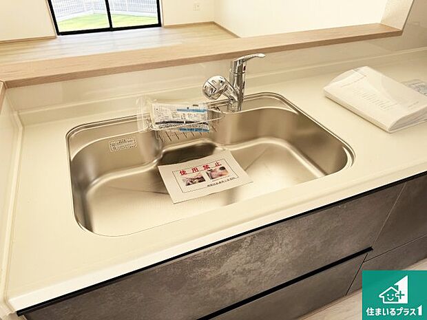 【キッチンシンク】蛇口の先端に浄水器を内蔵しています!原水と浄水、お湯と冷水、シャワーの切替えがワンタッチなので用途によって使い分けられます。