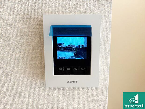 【カラーモニターインターホン】声だけでなく来訪者の姿や顔がモニターで確認できるので、小さなお子様がいらっしゃるご家庭でも安心できます!