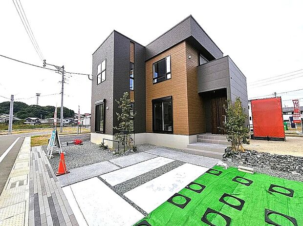 【1号地】ダークトーンで落ち着いた雰囲気のスタイリッシュなデザインの外観♪