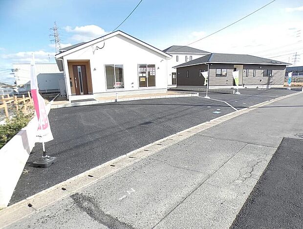 【4号棟】駐車スペース広々！