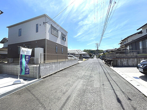 前面道路広く駐車楽々！