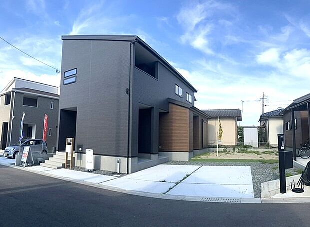 前面道路広く駐車楽々！