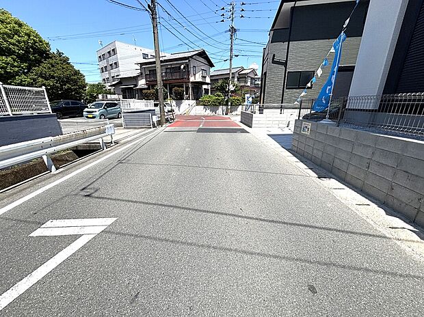 前面道路広く駐車楽々！