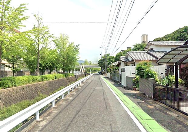 前面道路幅員6ｍ以上で広々、車の出し入れ楽々！