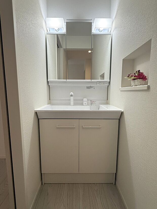 【洗面化粧台】脱衣室の外に洗面化粧台があるため、家族の入浴中も気にせず使えます!