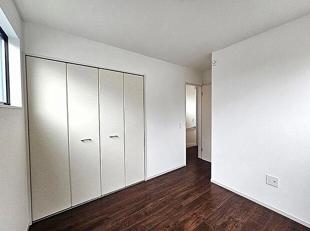 【洋室】木の温もりが優しい内装。