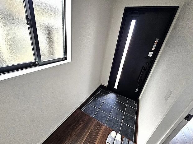 【玄関】窓付きの明るい玄関!