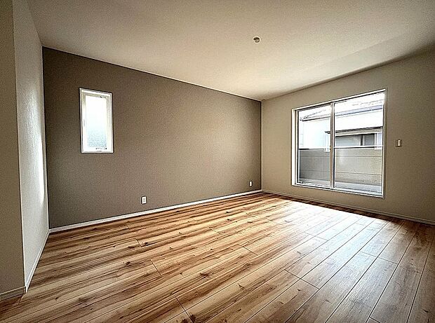 【洋室】主寝室ゆったり10帖!アクセントクロスがお洒落空間を演出♪