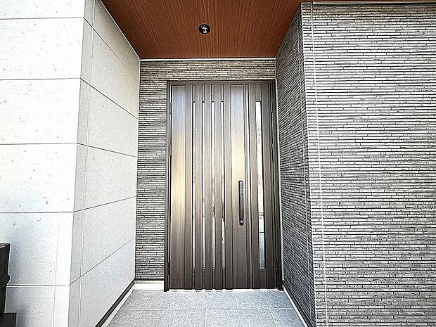 【玄関】重厚感のある玄関ドア♪