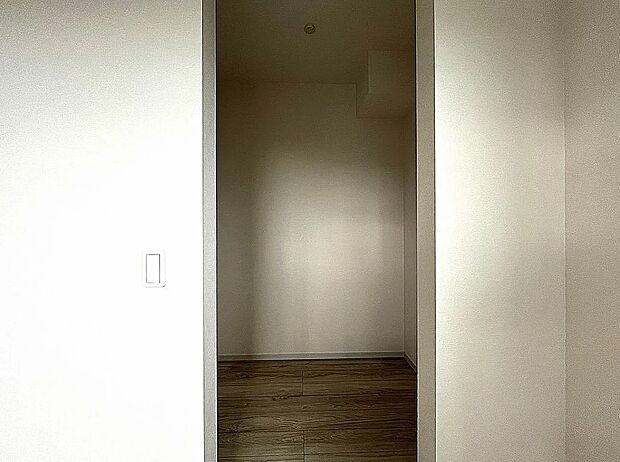 【ウォークインクローゼット】リビングと主寝室にウォークインクローゼット付きで収納便利！