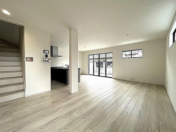 【リビング】南向き3面採光の明るいリビング！