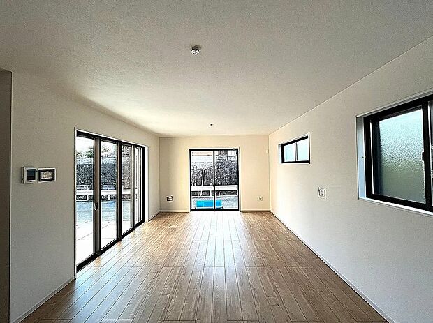 【リビング】南向き3面採光の明るいリビング♪