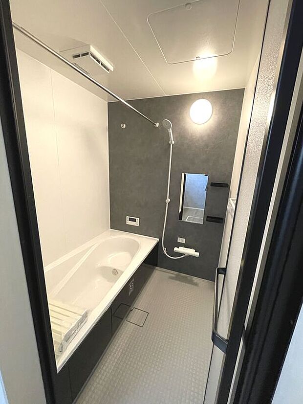 【浴室】落ち着いた雰囲気の浴室！浴室乾燥暖房付き♪