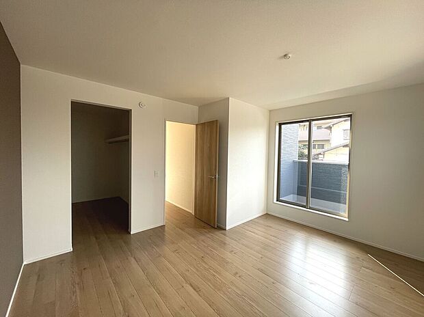 【主寝室】主寝室ゆったり8.2帖！