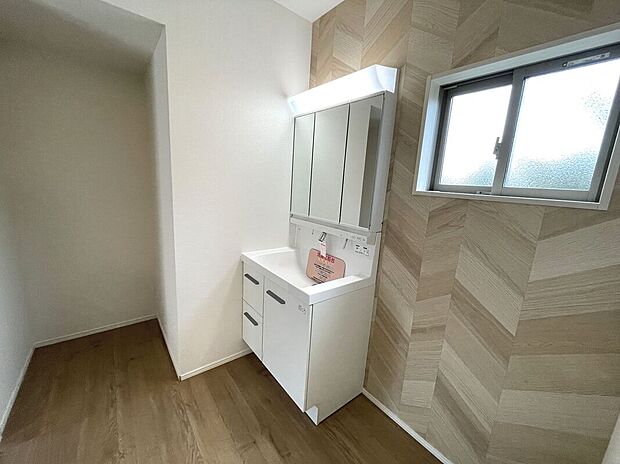 【洗面脱衣室】広々とした洗面脱衣室で朝の混雑時も安心！使い勝手の良いスタイリッシュなデザインの洗面化粧台を設置♪