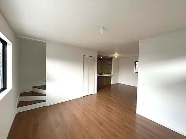 【【2号棟】リビング】家族のコミュニケーションがとりやすいリビング階段♪