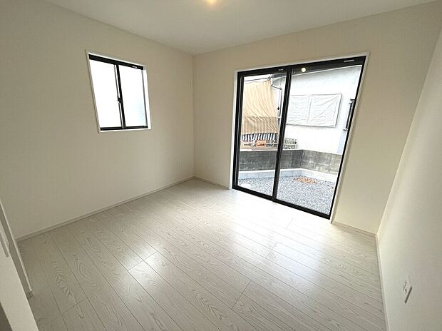 【【1号棟】1階洋室】2面採光の明るいお部屋！