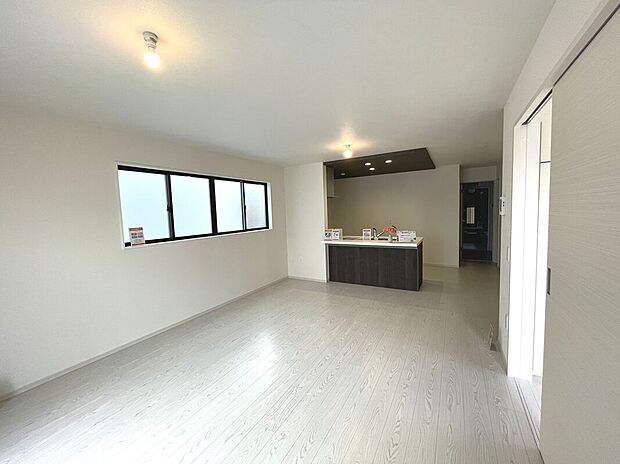 【【1号棟】リビング】LDK広々17.6帖！