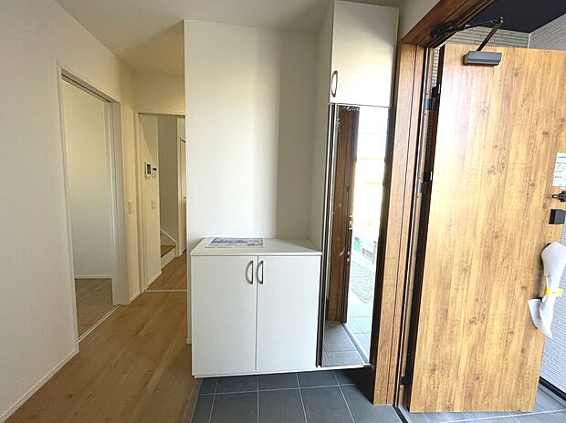 【【4号棟】玄関】シューズボックス+シューズインクローク付きで玄関すっきり、全身ミラーでお出かけ前の身だしなみチェックもできます！