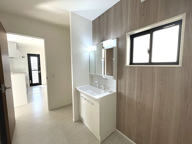 【洗面脱衣室】ゆったりとした洗面脱衣室で朝の混雑時も安心！