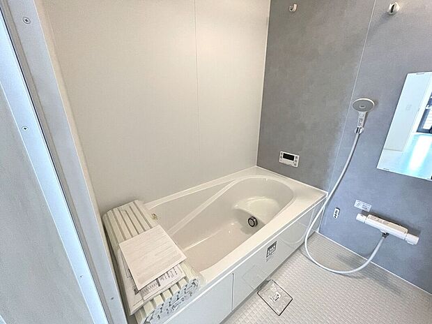 【浴室】落ち着いた雰囲気の浴室。浴室乾燥暖房付き！