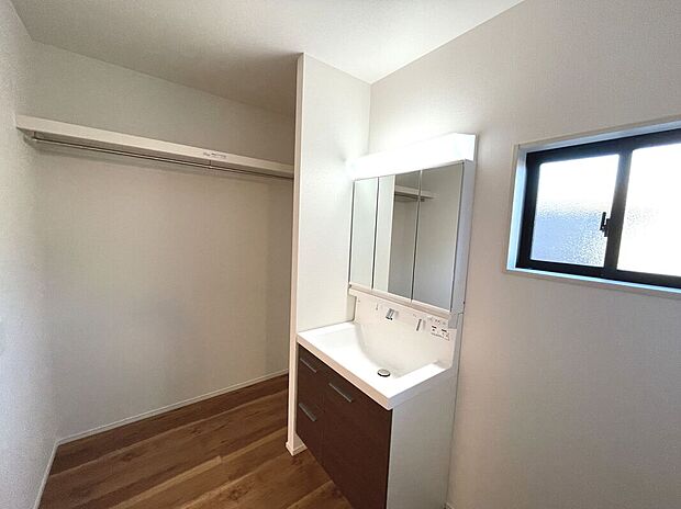 【【1号棟】洗面脱衣室】ゆったりとした洗面脱衣室で朝の混雑時も安心!便利なパイプ付き枕棚有り♪