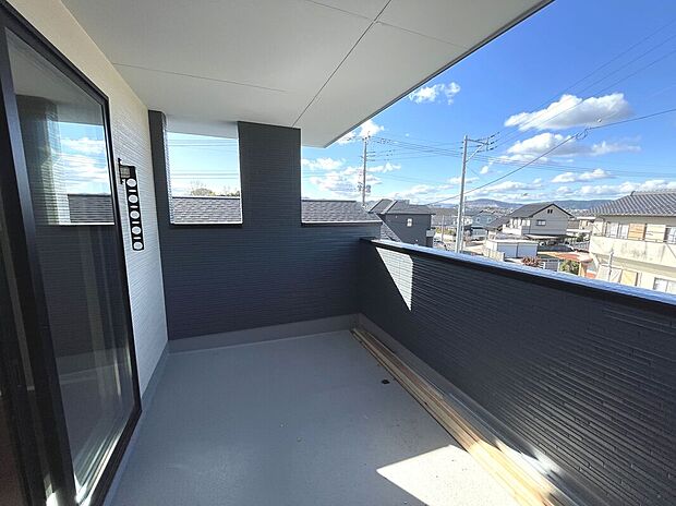 【【1号棟】バルコニー】使い勝手の良い広々バルコニー!