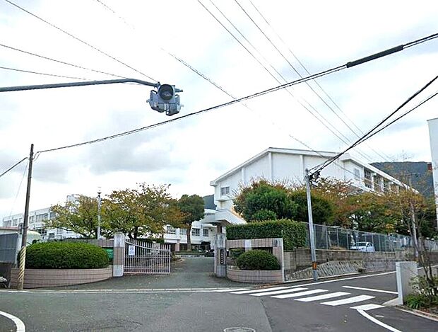 北九州市立花尾中学校（約1,700m）