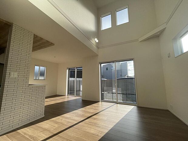 【リビング】窓辺からの日差しがあたたかさを演出します♪