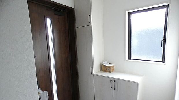 【【2号棟】玄関】シューズボックス付きで玄関すっきり!