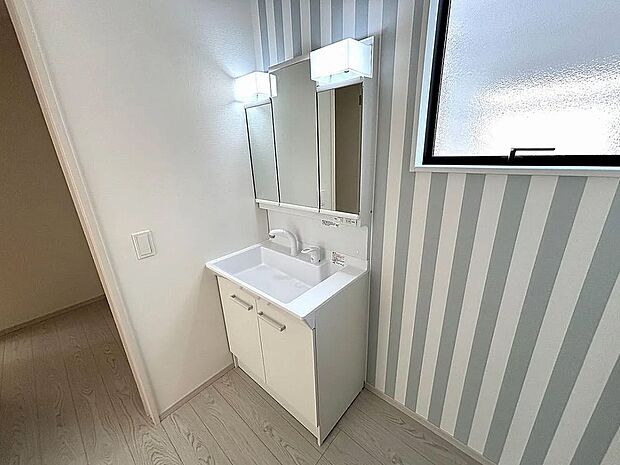 【【4号棟】洗面脱衣室】窓付きの明るい洗面脱衣室！