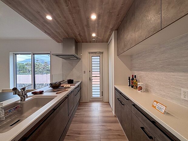 【【1号地】キッチン】キッチンと同じテイストのカップボード付きで統一感があります！ 