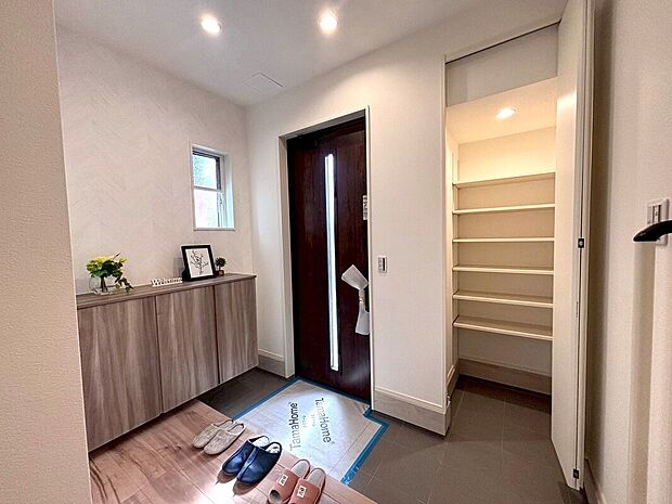 【【1号地】玄関】シューズボックス+シューズインクローク付きで玄関すっきり！