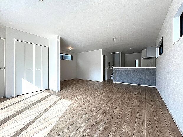 【【1号棟】リビング】LDK広々22.8帖！