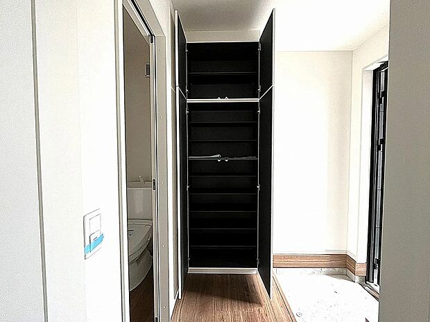 【【2号棟】玄関】シューズボックス付きで玄関すっきり！