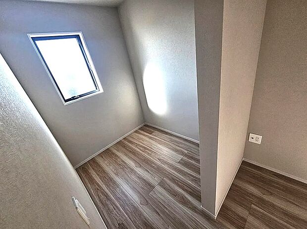 【【1号棟】ウォークインクローゼット】大きな物も楽々収納できるウォークインクローゼット!