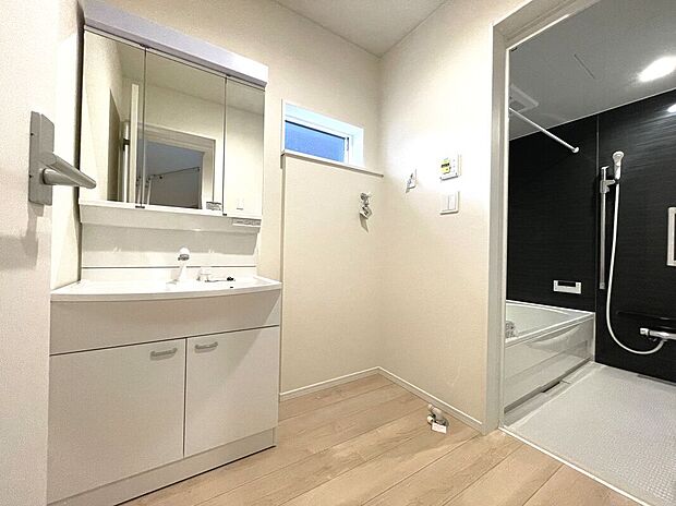 【【2号棟】洗面脱衣室】窓付きの明るい洗面脱衣室！