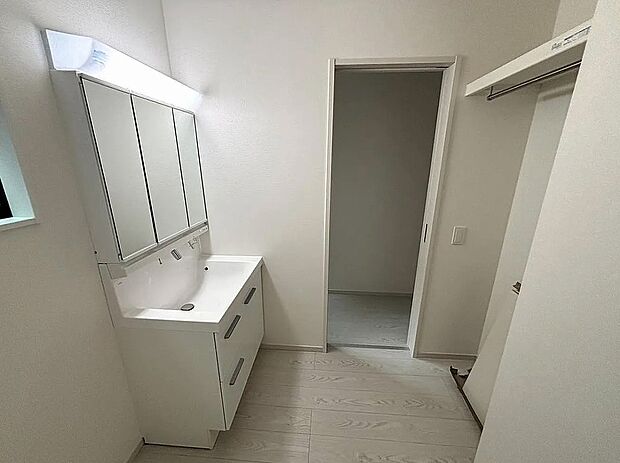 【【2号棟】洗面脱衣室】使い勝手の良いお洒落な洗面化粧台！便利なパイプ付き枕棚有り♪