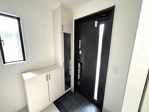 【【2号棟】玄関】シューズボックス付きで玄関すっきり！全身ミラーでお出かけ前の身だしなみチェックもできます♪