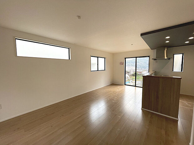 【リビング】南東向きの明るいLDK♪