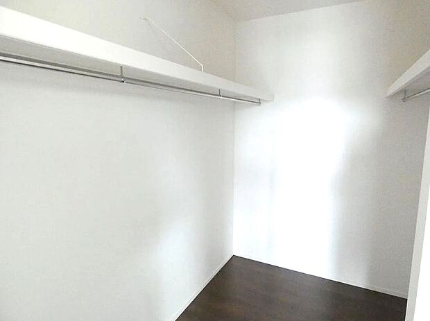 【【1号棟】ウォークインクローゼット】衣類はもちろん、キャリーケースやゴルフバッグなど大きな物も楽々収納できます!