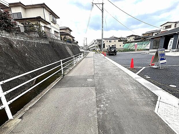 【前面道路】静かな住宅街の一角に立地、落ち着いた佇まい!