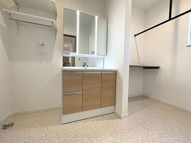 【洗面脱衣室】ゆったりとした洗面脱衣室で朝の混雑時も安心！洗面脱衣室横に室内干しにも便利なランドリースペース有り♪