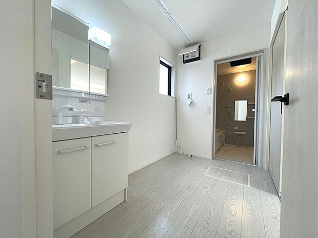 【洗面脱衣室】ゆったりとした洗面脱衣室で朝の混雑時も安心！