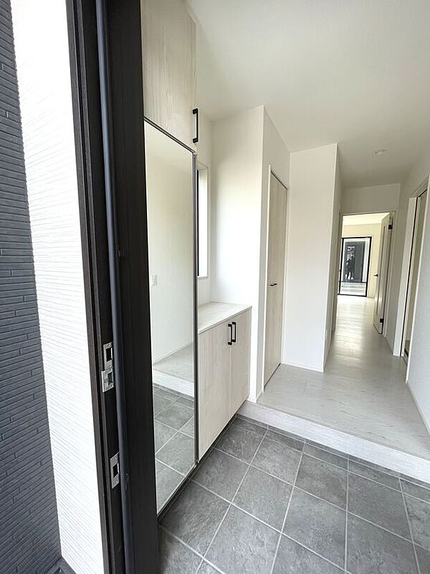 【玄関】シューズボックス付きで玄関すっきり！全身ミラーでお出かけ前の身だしなみチェックもできます♪