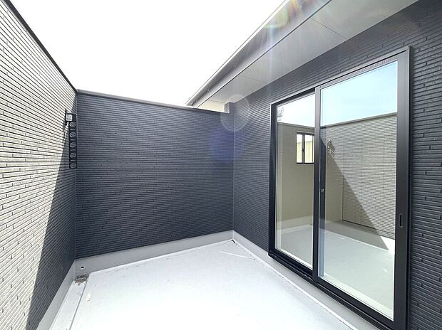 【バルコニー】バルコニー2面に有り！洗濯物がたくさん干せます♪