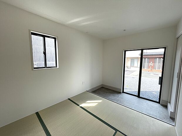 【和室+土間】土間続きの和室！土間との段差を利用して縁側のようにも使えます♪