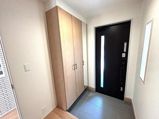 【【1号棟】玄関】シューズボックス付きで玄関すっきり!全身ミラーでお出かけ前の身だしなみチェックもできます♪