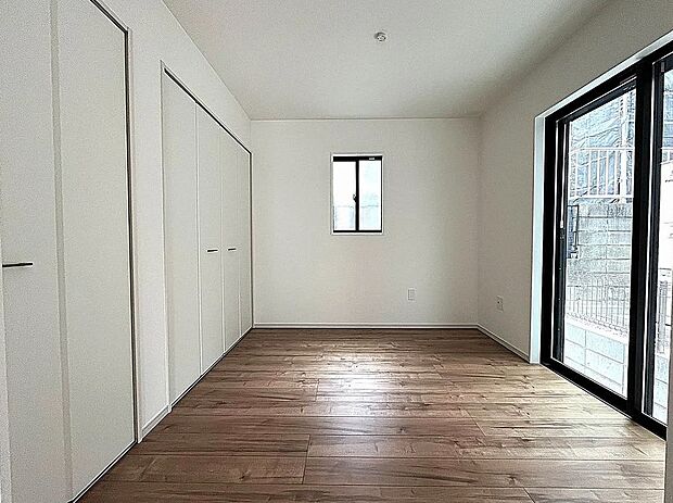 【【1号棟】1階洋室】2面採光で明るいです！収納豊富で便利♪